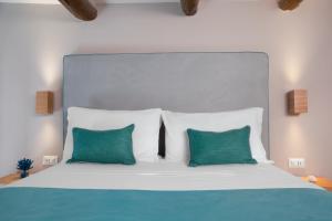 A bed or beds in a room at La Piazzetta Guest House