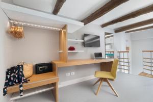 A kitchen or kitchenette at La Piazzetta Guest House