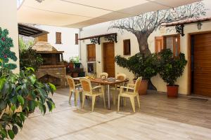 un patio con mesa de comedor y sillas en Alkyoni Apartments, en Agios Nikolaos