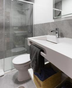 łazienka z białą umywalką i toaletą w obiekcie Flamingo Apartment w Maladze