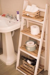 een badkamerplank met toiletpapier en een wastafel bij Florence Shabby Chic Home in Florence