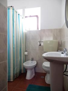 een badkamer met een toilet en een wastafel bij Apartamento 1 - Fundação de Veiros in Veiros