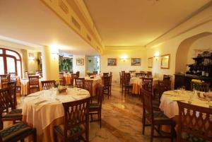 een restaurant met tafels en stoelen in een kamer bij Johanna Park Hotel in Sorrento
