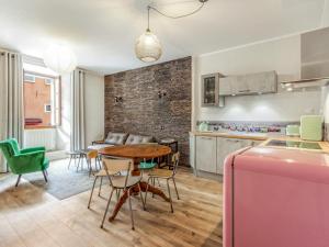 een keuken en een woonkamer met een tafel en stoelen bij Welkeys - Sainte Claire in Annecy