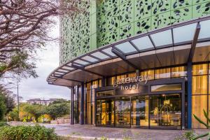 un bâtiment avec un panneau sur son côté dans l'établissement aha Gateway Hotel Umhlanga, à Durban