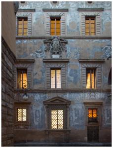 un edificio con muchas ventanas con luces. en Hotel Bavaria, en Florencia