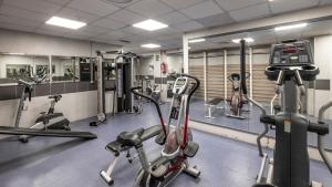 - une salle de sport avec plusieurs appareils de cardio-training dans l'établissement Hotel Rosamar Garden Resort 4*, à Lloret de Mar