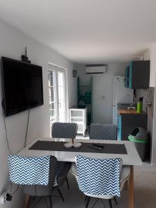 Kuchyň nebo kuchyňský kout v ubytování Beach House Valerija