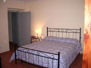 A bed or beds in a room at Rimaggiori Country Home & Restaurant