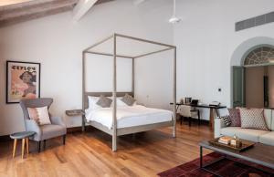 A bed or beds in a room at Fort Bazaar