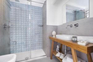 A bathroom at La Piazzetta Guest House