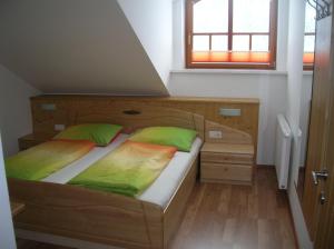 1 dormitorio con 2 camas y almohadas verdes en Appartement Unterbrandstätt, en Wagrain