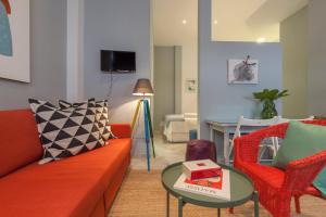 - un salon avec un canapé et une table dans l'établissement Precioso Apartamento Sevilla Centro, à Séville