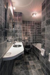 Bathroom sa Dutch Masters Short Stay Apartments