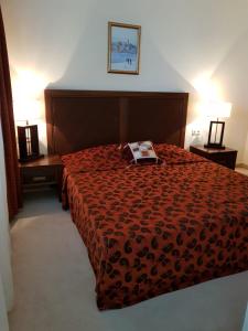 ポモリエにあるDream Apartment in Sunset Resortのベッドルーム1室(赤い掛け布団付きのベッド1台付)