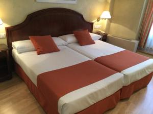 Postel nebo postele na pokoji v ubytování Hotel Cordón