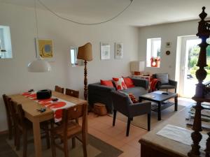sala de estar con sofá y mesa en Casa do Olival, en Figueiró dos Vinhos