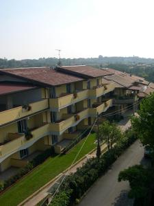 een appartementencomplex met een weg ervoor bij Residence Miralago Rooms & Apartments in Manerba del Garda