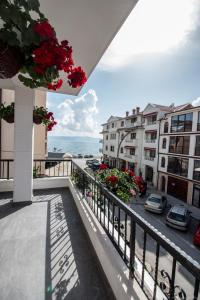 einen Balkon eines Gebäudes mit Blumen darauf in der Unterkunft Villa Dudan LakeView in Ohrid