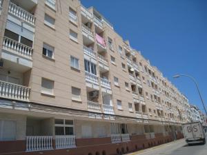 un gran edificio de apartamentos con balcones en una calle en Apartamento Pascual, en Torrevieja