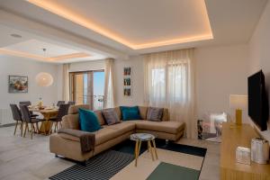 Villa Nova Brac في سومارتين: غرفة معيشة مع أريكة وطاولة