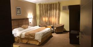 a hotel room with a bed and a window at قصر الباحة للشقق المخدومة تصنيف اقتصادي in Al Baha