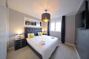 מיטה או מיטות בחדר ב-City Marine Luxury Apartments
