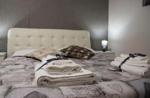 1 dormitorio con 1 cama con toallas en Almayer La Locanda, en Gaeta