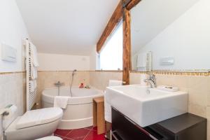 a bathroom with a sink and a toilet and a tub at Poli Grappa Suite in Venice