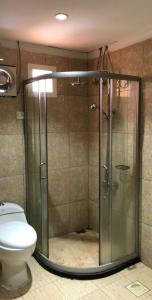 a bathroom with a shower and a toilet at قصر الباحة للشقق المخدومة تصنيف اقتصادي in Al Baha