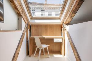 a small room with a desk and a window at Poli Grappa Suite in Venice