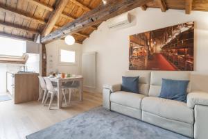 een woonkamer met een bank en een tafel bij Poli Grappa Suite in Venetië