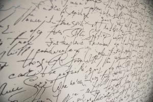 una carta escrita a mano en un libro blanco en Almayer La Locanda, en Gaeta