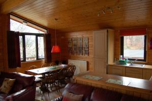 Luxury woodland Oak Lodge في كيلين: مطبخ وغرفة طعام مع طاولة وكراسي