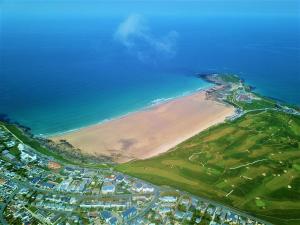 ニューキーにあるBreakersの海岸と海の空中を望む