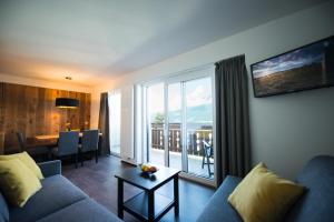 un soggiorno con divano e una grande finestra di Appartements Bergheim St Andrä bei Brixen a Bressanone