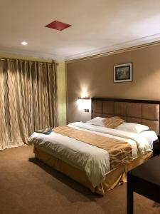 Llit o llits en una habitació de قصر الباحة للشقق المخدومة تصنيف اقتصادي