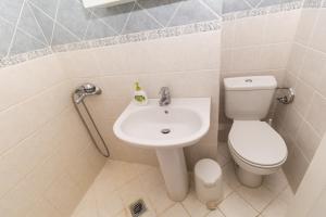 Koupelna v ubytování Kyrana Apartments