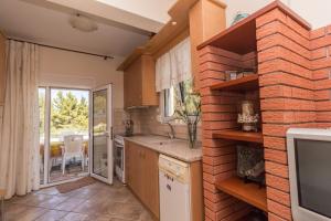 Kuchyň nebo kuchyňský kout v ubytování Kyrana Apartments