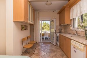 Kuchyň nebo kuchyňský kout v ubytování Kyrana Apartments