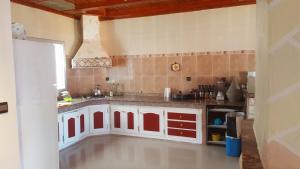Kitchen o kitchenette sa Darcom Apartments