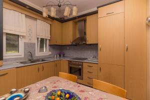 Kuchyň nebo kuchyňský kout v ubytování Kyrana Apartments