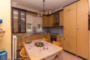 Kuchyň nebo kuchyňský kout v ubytování Kyrana Apartments