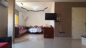 TV at/o entertainment center sa Darcom Apartments