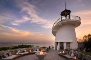 Um farol com uma lareira à frente. em Four Seasons Resort Seychelles at Desroches Island em Desroches