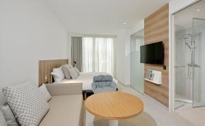 TV a/nebo společenská místnost v ubytování INNSiDE by Meliá Calviá Beach