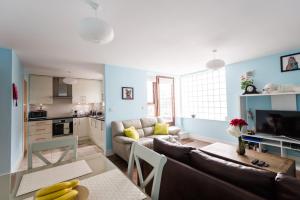 A seating area at Spacious 2-Bedroom Apartment near O'Connell St