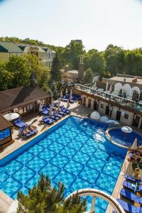 una vista aérea de una piscina en un hotel en Bellagio Hotel en Rostov-on-Don