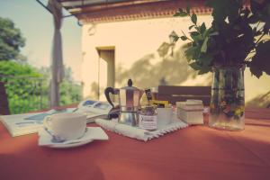 - une table avec une cafetière et une tasse dans l'établissement Antica Casa Nebiolo, à Portacomaro