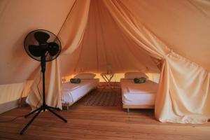Tempat tidur dalam kamar di Camping Aloa